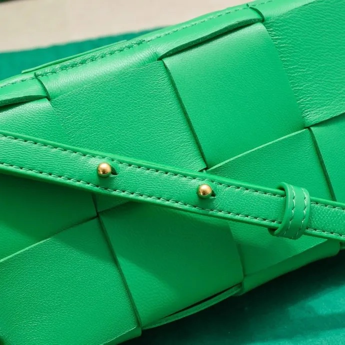 Batch 1120 Lazy and casual is the ultimate meaning of relaxation. Brick cassette has a unique quiet power, which is fashionable without losing aura🧩Classic weaving and neutral style can create a casual and high-end texture. The shoulder strap is adjustable and can be worn on one shoulder or under the armpit, and can be worn as a crossbody at will. Although it is a small size, it can actually hold a lot of belongings, and it is also very light~ This travertine green version of mine feels like it has given spring new vitality🍃 I will grab the versatile item first! Style number: 6816# Size: 18*9*3.5cm
